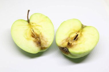 beyaz bir arka plan üzerinde izole çürük yeşil elma