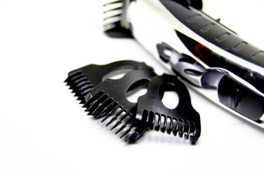 Beyaz bir arka plan üzerinde izole bazı elektrik kesme makinesi aksesuarları görünümünü kapat.