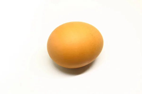 Beyaz Bir Arka Plan Üzerinde Izole Mükemmel Kahverengi Yumurta — Stok fotoğraf