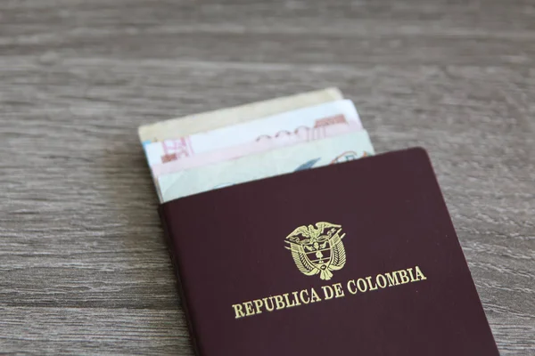 Pasaporte Colombiano Con Billetes Banco Sobre Fondo Madera Gris Claro —  Fotos de Stock
