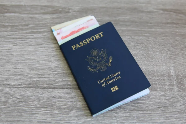 Американский Паспорт Банкнотами Светло Сером Деревянном Фоне — стоковое фото