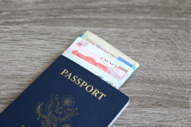 Banka notları açık gri ahşap arka planı üzerinde ile Amerikan pasaportu