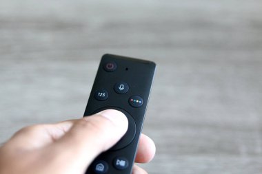 Uzaktan kumanda üzerinde bir açık gri renkli basarak el