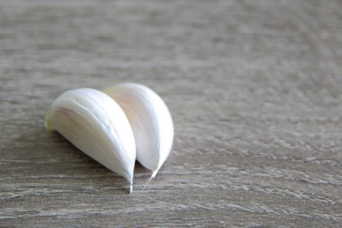 gri arka plan üzerinde bir ışık diş taze sarımsak ahşap