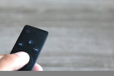 Uzaktan kumanda üzerinde bir açık gri renkli basarak el