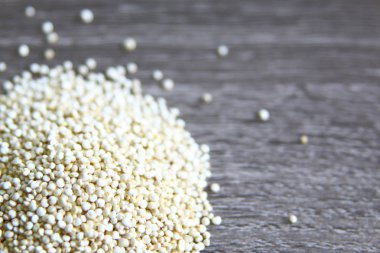 Quinoa tohumları üzerinde bir ışık gri arka plan ağaç
