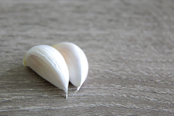 gri arka plan üzerinde bir ışık diş taze sarımsak ahşap