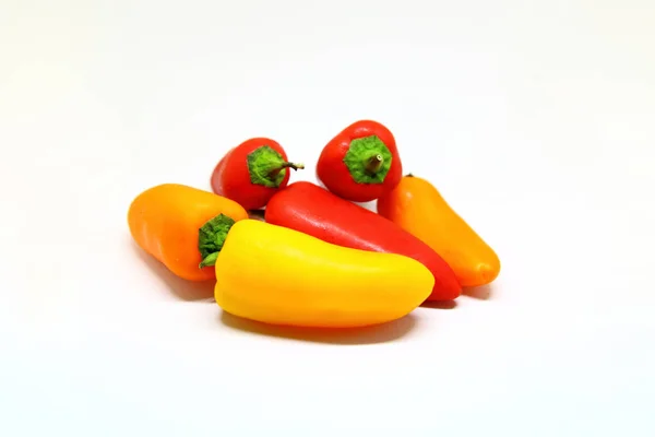 Zoete Veelkleurige Paprika Een Witte Achtergrond — Stockfoto