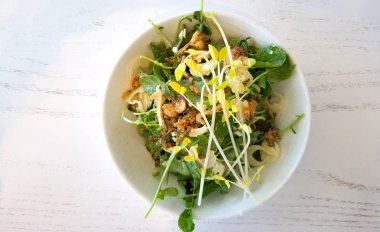 En iyi vejetaryen salata görünümünü ve bir ahşap yüzey tabloda düzenlenmiştir.