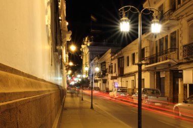 Gece Sucre, Bolivya nın başkenti ışıklar. Sömürge mimarisi ile beyaz şehir.