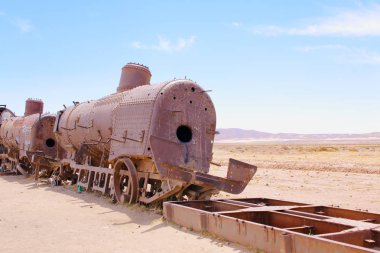 Mezarlıkta Uyuni, Bolivya tuz daireler yakınındaki tren. Paslı eski buharlı tren. 