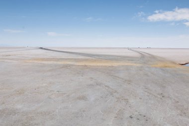 Salar de Uyuni yerde lastik izleri ile. Uyuni Bolivya. Bir doğa harikası.