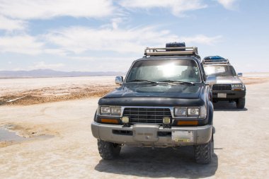 Uyuni araçlarda tuz düz. Uyuni, Bolivya. Bir yaz gününde