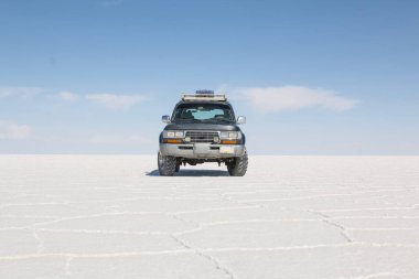 Araç Uyuni Bolivya'da Salar. Mavi gökyüzü ve beyaz arka plan tuz. Uyuni, Bolivya