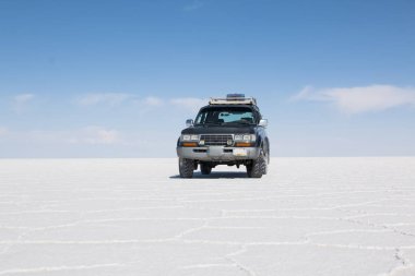 Araç Uyuni Bolivya'da Salar. Mavi gökyüzü ve beyaz arka plan tuz. Uyuni, Bolivya