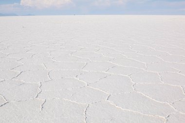 Uyuni Bolivya'da Salar. Mavi gökyüzü ve beyaz tuz zemin. Uyuni, Bolivya