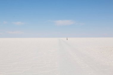 Salar de Uyuni, düz Bolivya'da tuz. Mavi gökyüzü ve beyaz tuz zemin. Uyuni, Bolivya