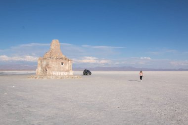 Yarış Bolivya anıt tuz tuğladan yapılmış. Uyuni: Potosi, Bolivia. Uyuni Salar 