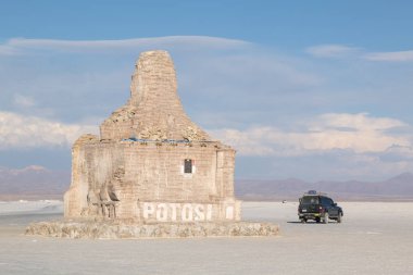 Yarış Bolivya anıt tuz tuğladan yapılmış. Uyuni: Potosi, Bolivia. Uyuni Salar 