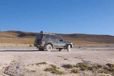 Şili ve Peru sınırında güneyinde Bolivya çölünde Offroad araba. dağ