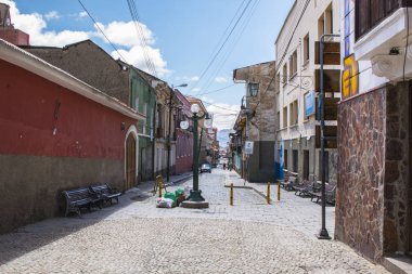  La Paz, Bolivya Aralık 2018: Jaen sokak parlak yaz gününde La Paz, Bolivya şehir merkezinde.