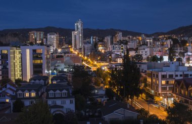 La Paz, Bolivya'nın Güney alan gece. Binalar sokaklarda kaldırmalı ve evler üzerinde parlak ışıkları.