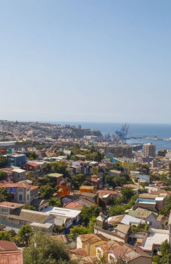Valparaiso, Şili Unesco Dünya Mirası şehrin tepelerde renkli binalar. Havadan görünümü.
