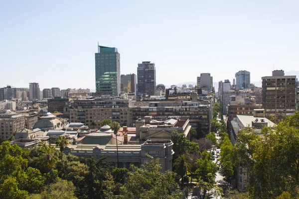 智利圣地亚哥市中心的景色 Cerro 圣露西亚在智利圣地亚哥市中心的全景 — 图库照片