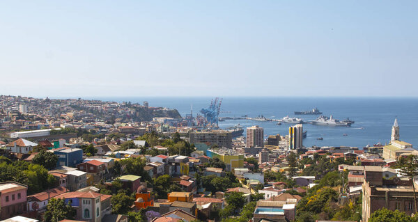 Красочные здания на холмах города Всемирного наследия ЮНЕСКО Вальпараисо, Чили. Вид с воздуха
.