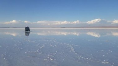 Salar de Uyuni kurak tuz daireler bir yolculuk ve bir 4 x 4 Extreme arazi aracı macera için hazır