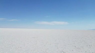 Düz Salar de Uyuni Altiplano, Bolivya tuz. Bir doğa harikası parlak güneşli gün. mavi gökyüzü