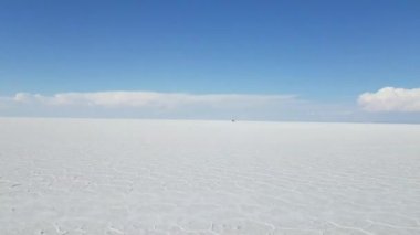 Off-road aracı Salar de Uyuni, Bolivya sürüş. Güney Amerika