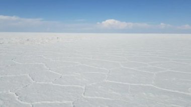 Uyuni Bolivya'da Salar. Parlak beyaz altıgen tuz daireler video kapatın. Uyuni, Potosi Bolivya.