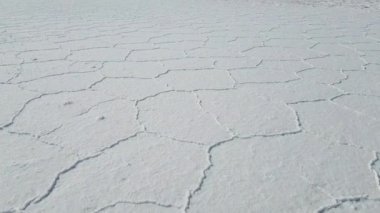 Yürürken Uyuni Bolivya'da Salar. Altıgen tuz düzlükler üzerinde yakın çekim. Uyuni, Potosi Bolivya.