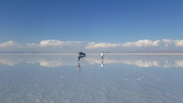 Salar Uyuni Aride Salt Flats Mensen Lopen Een Extreme Terrain — Stockvideo