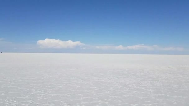 Conducción Través Uyuni Salar Bolivia Salinas Blanco Brillante Cielo Azul — Vídeos de Stock