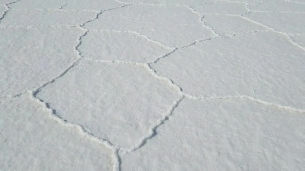 Wandelen Door Uyuni Salar Bolivia Close Zoutvlakten Van Zeshoek Uyuni — Stockvideo