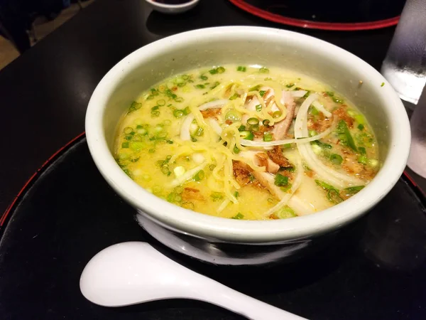 Soupe Traditionnelle Curry Ramen Aux Légumes Sur Une Plaque Noire — Photo