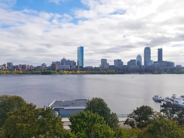 Boston Skyline Przez Rzekę Charles Słoneczny Dzień Łodzie Brzegu — Zdjęcie stockowe