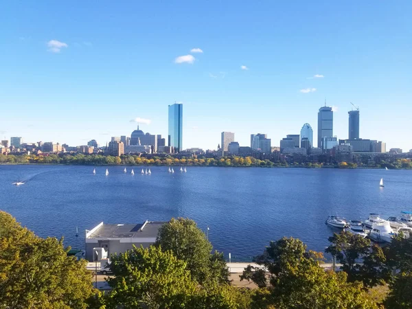 Boston Skyline Przez Rzekę Charles Słoneczny Dzień Łodzie Brzegu — Zdjęcie stockowe