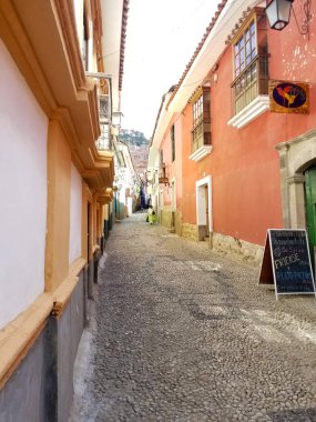 La Paz, Bolivya, Aralık 2018: La Paz, Bolivya sokakları şehir merkezinde bir parlak yaz gününde