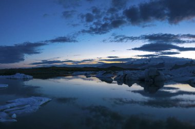 Kenar Vatnajkull Milli Parkı Jkulsrin buzul Gölü güneydoğusunda İzlanda, şaşırtıcı görünümü günbatımı. Breiamerkurjkull buzul başında yer alan.