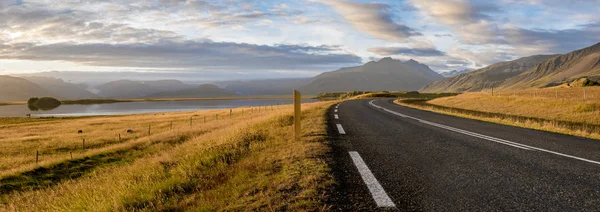 Increíble Luz Paisaje Icelandés Las Montañas Hierba Con Carretera Los — Foto de Stock