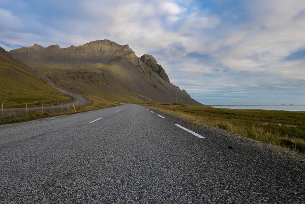 Increíble Luz Paisaje Icelandés Las Montañas Hierba Con Carretera Los — Foto de Stock