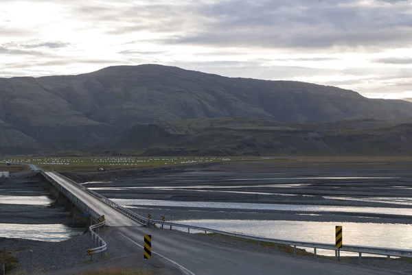 Increíble Paisaje Icelandés Montañas Hierba Con Camino Los Fiordos Orientales —  Fotos de Stock