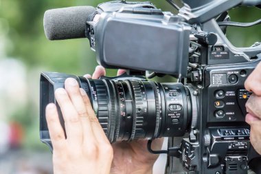 Bir adam video kamerayla çekim yapıyor.