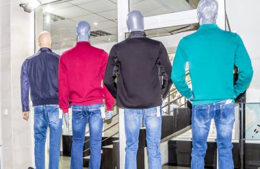 Mağazadaki mankenler.