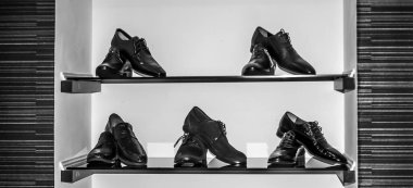 Mağazadaki siyah erkek ayakkabıları.