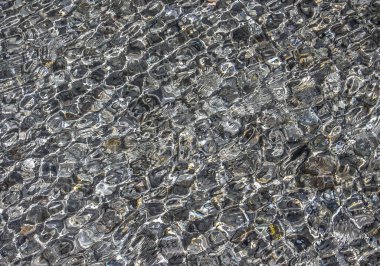 Bir deredeki suyun gri soyut arkaplanı