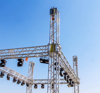 Gökyüzü arka planında sahne ışıklandırması